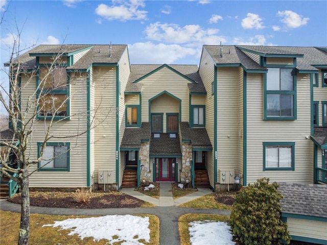 townhome / multi-family property featuring a shingled roof