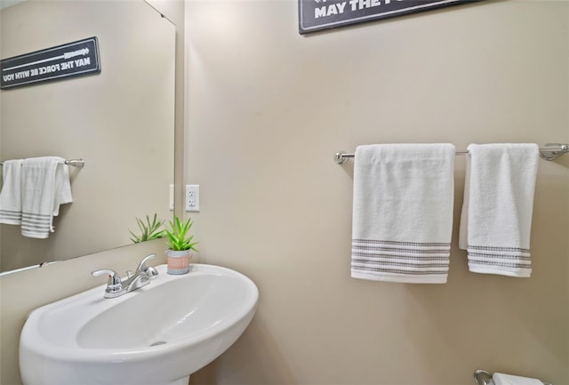 bathroom featuring a sink