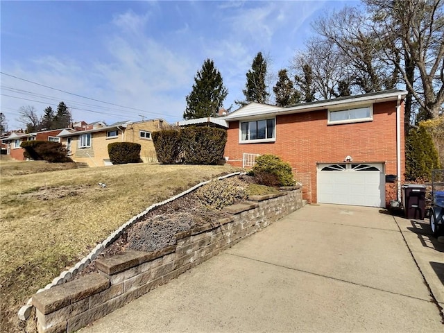 view of front of home featuring driveway, a garage, a front lawn, and brick siding