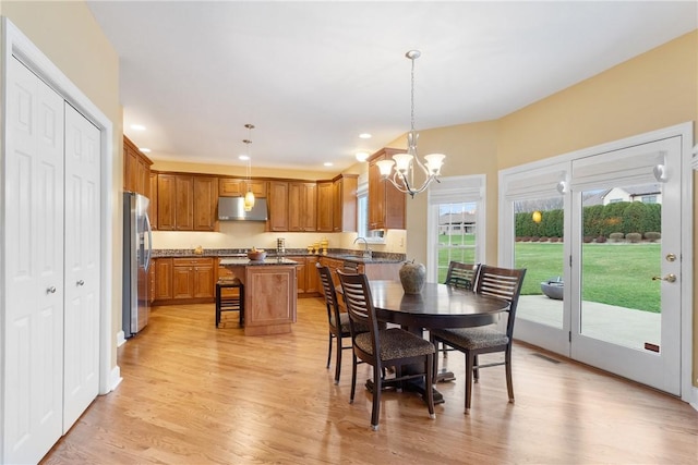 dining space featuring visible vents, light wood-type flooring, an inviting chandelier, and recessed lighting