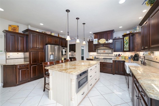 kitchen with stainless steel appliances, recessed lighting, a sink, and a spacious island