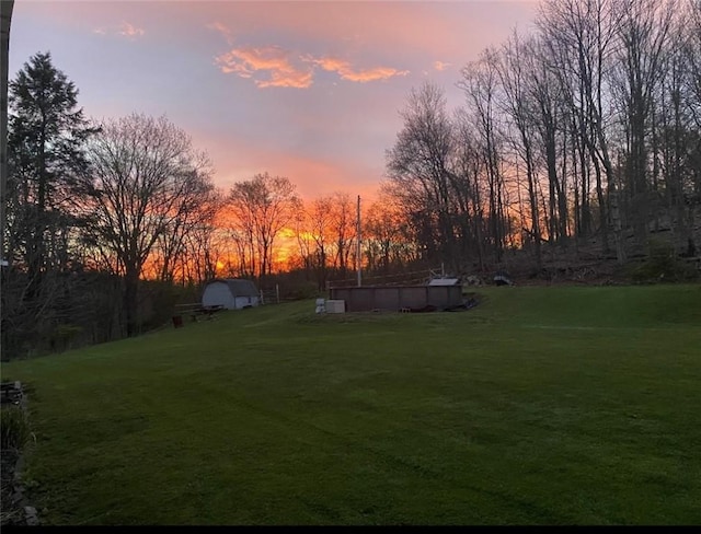 view of yard at dusk