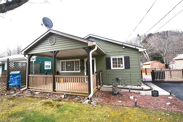 view of front facade with driveway and a porch