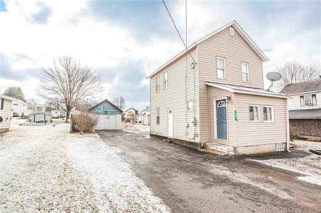 view of front of property featuring driveway