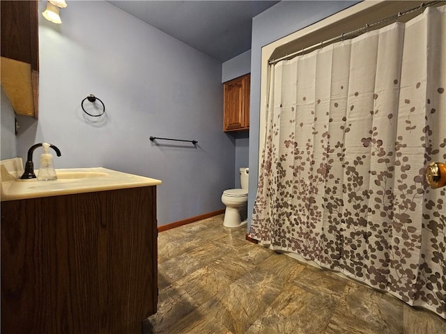 bathroom with a shower with curtain, baseboards, toilet, and vanity