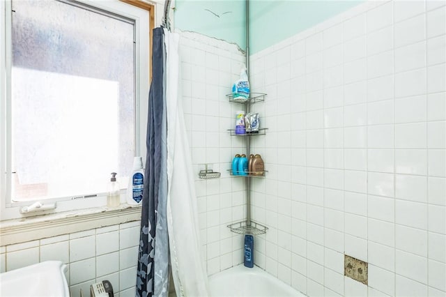 bathroom with shower / tub combo