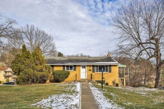 view of front of house featuring a front lawn