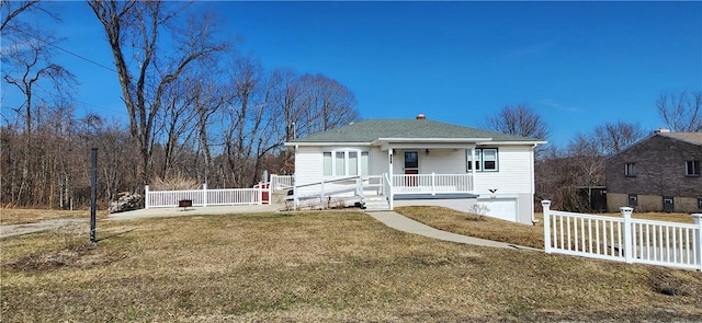 bungalow with covered porch, a front lawn, and fence