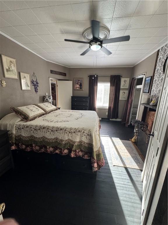 bedroom with ornamental molding and a ceiling fan