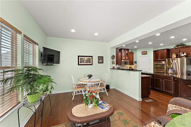 living room with dark wood-style floors, recessed lighting, and baseboards