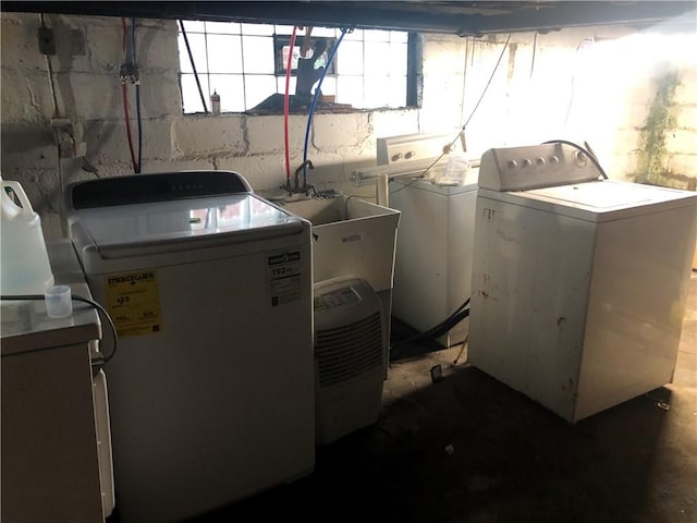 washroom with laundry area and washing machine and dryer