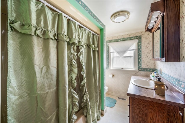 full bath with visible vents, vanity, toilet, and wallpapered walls