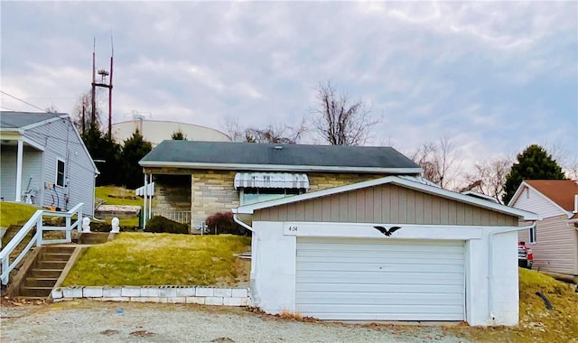 view of front facade featuring a detached garage