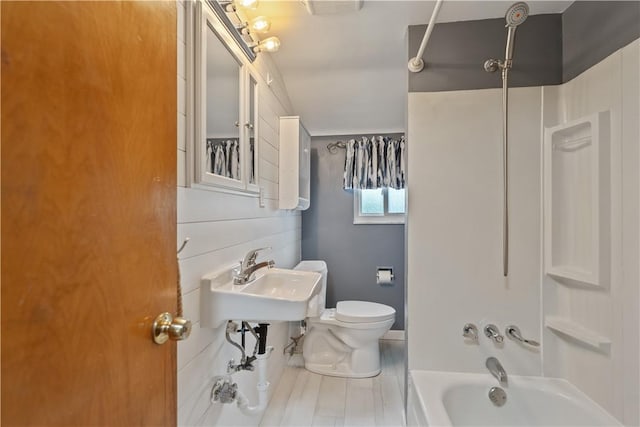 2101 Lonsdale St, Reserve, PA 15212 - full bath with toilet and  shower combination