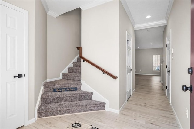 staircase featuring baseboards, recessed lighting, wood finished floors, and crown molding