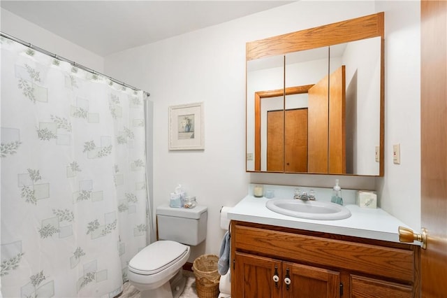 bathroom featuring a shower with curtain, vanity, and toilet