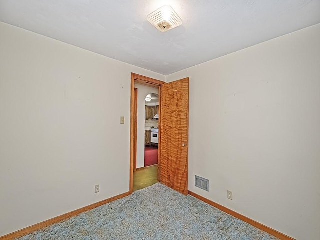 unfurnished room featuring carpet, visible vents, and baseboards