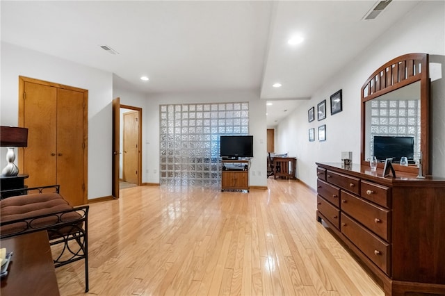 living room with recessed lighting, baseboards, visible vents, and light wood finished floors