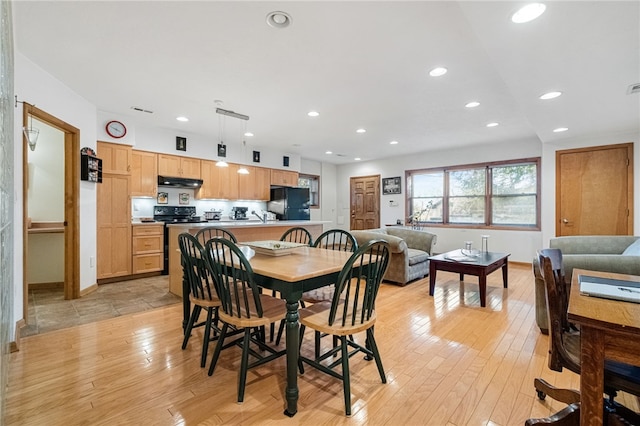 dining space with light wood-style floors, baseboards, visible vents, and recessed lighting