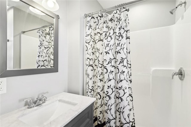 bathroom featuring a shower with shower curtain and vanity