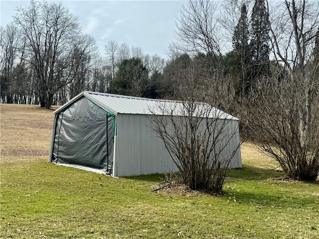 view of outdoor structure featuring an outbuilding