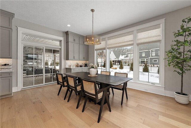 dining space featuring recessed lighting, light wood-type flooring, and baseboards