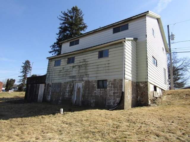 rear view of house featuring a lawn