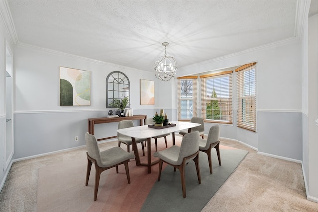 dining space featuring crown molding, a notable chandelier, and light colored carpet