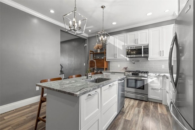 kitchen featuring stainless steel appliances, dark wood-type flooring, a sink, and crown molding