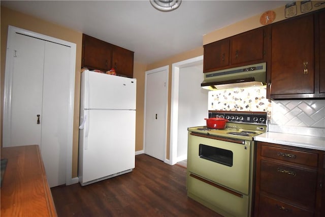 kitchen featuring tasteful backsplash, electric stove, freestanding refrigerator, light countertops, and under cabinet range hood