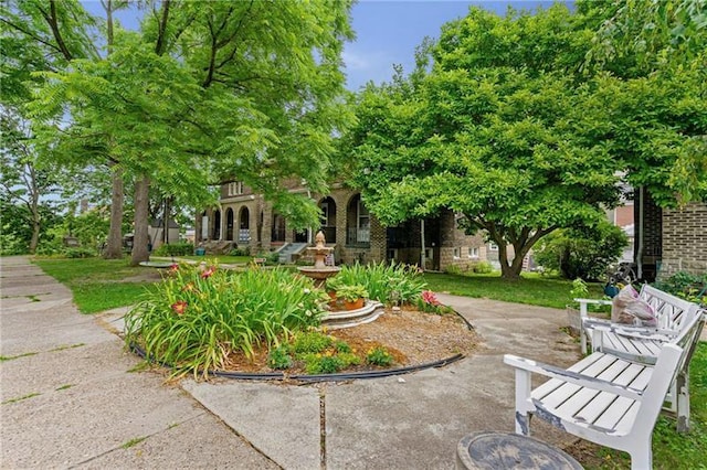 view of property's community featuring a lawn