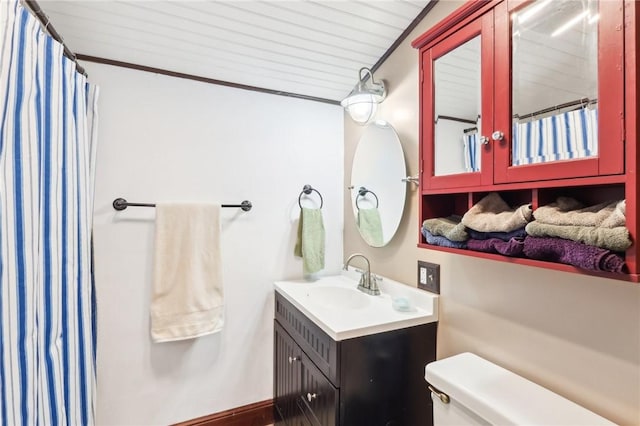 bathroom featuring a shower with shower curtain, vanity, and toilet