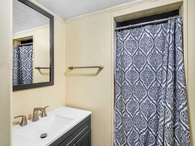 bathroom featuring a shower with curtain and vanity