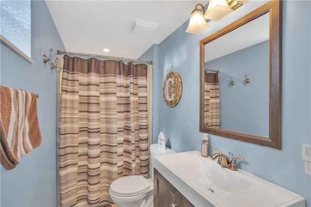 full bathroom featuring toilet, a shower with curtain, visible vents, and vanity