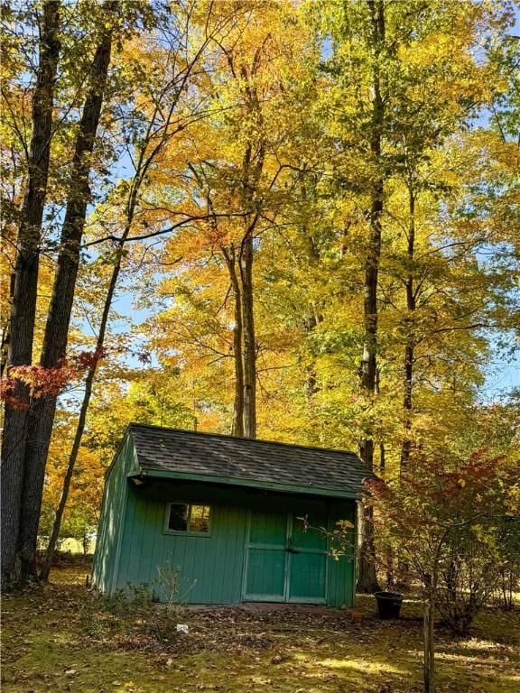 720 Dogwood Ln, Hermitage, PA 16148 - view of outdoor structure featuring an outdoor structure and a wooded view