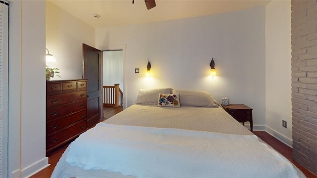 bedroom featuring dark wood-type flooring, baseboards, and a ceiling fan