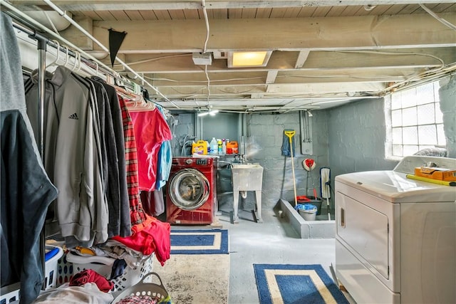 basement with a sink and washing machine and dryer