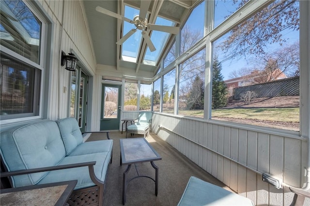 sunroom with ceiling fan