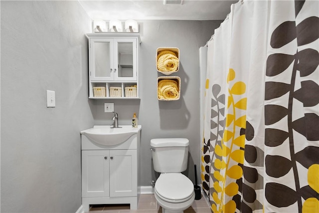 full bathroom featuring visible vents, baseboards, a shower with shower curtain, toilet, and vanity