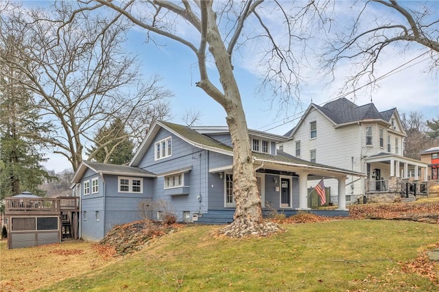 view of front of property featuring a porch and a front yard