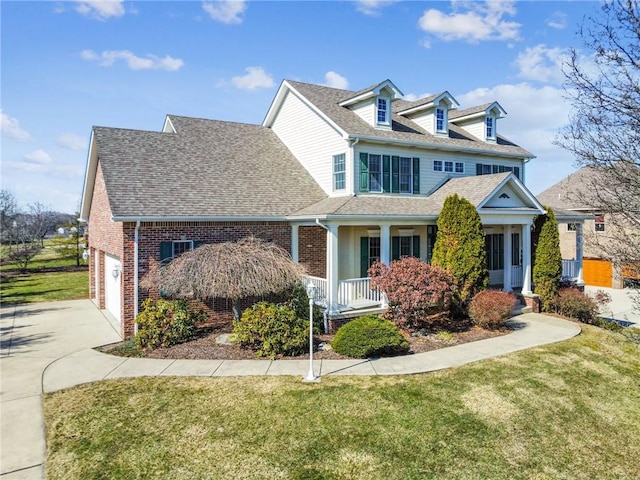 view of front facade featuring driveway, a front lawn, and roof with shingles