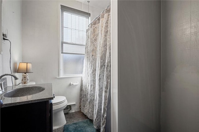 full bath with vanity, toilet, and a shower with curtain