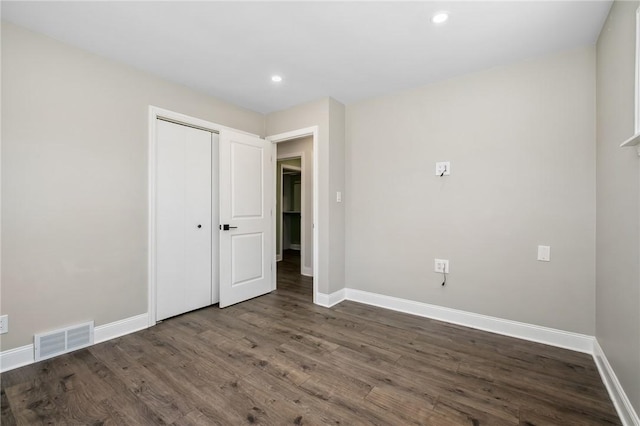 unfurnished bedroom with dark wood-style floors, recessed lighting, visible vents, and baseboards