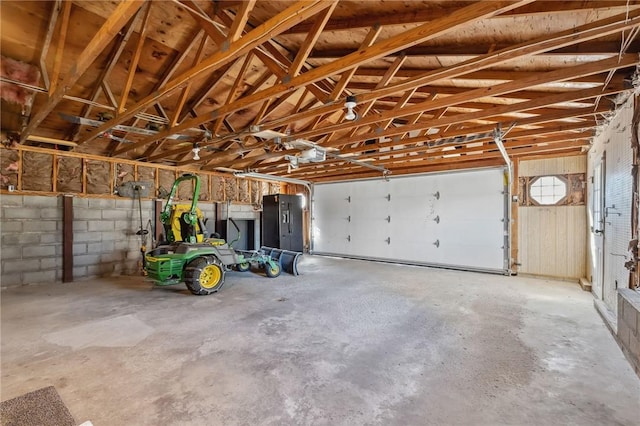 garage featuring concrete block wall