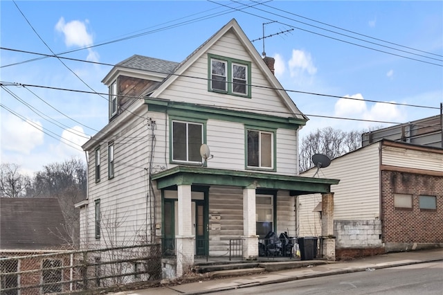 view of front facade with covered porch and fence