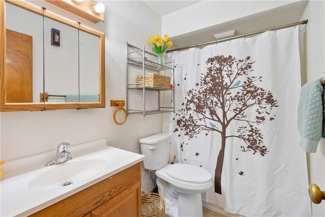 full bathroom featuring toilet, a shower with shower curtain, and vanity