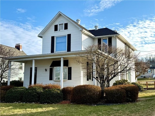 view of front of home with a front lawn