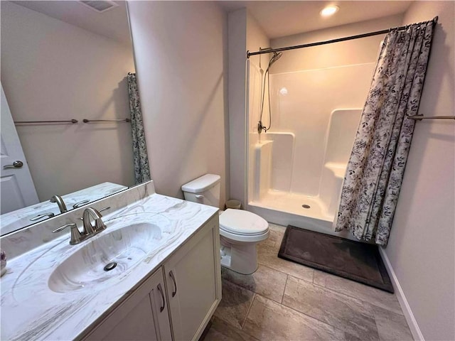 bathroom with curtained shower, toilet, recessed lighting, vanity, and baseboards