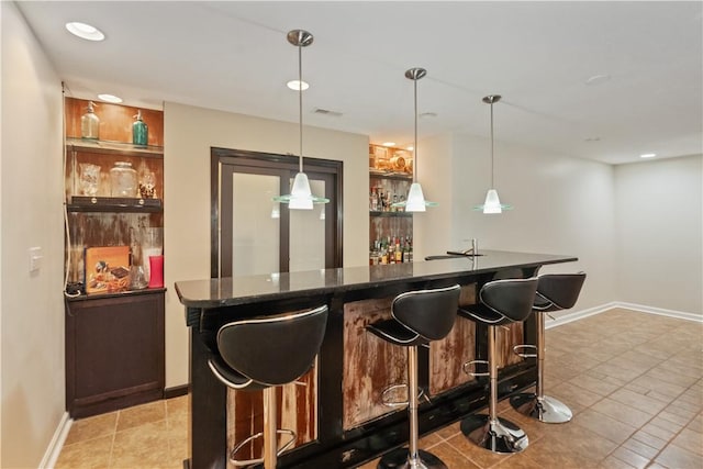 bar with recessed lighting, visible vents, baseboards, hanging light fixtures, and indoor wet bar