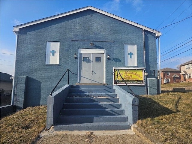 view of front facade with brick siding